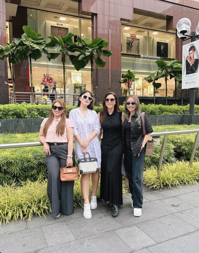 Tak hanya berdua, Maia dan Momo juga tampak berpose bersama beberapa rekannya yang ikut berlibur bersama. Keempatnya terlihat semakin stylish dengan kaca mata hitam. Foto: Instagram/@therealmomogeisha/@maiaestiantyreal