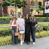 Tak hanya berdua, Maia dan Momo juga tampak berpose bersama beberapa rekannya yang ikut berlibur bersama. Keempatnya terlihat semakin stylish dengan kaca mata hitam. Foto: Instagram/@therealmomogeisha/@maiaestiantyreal