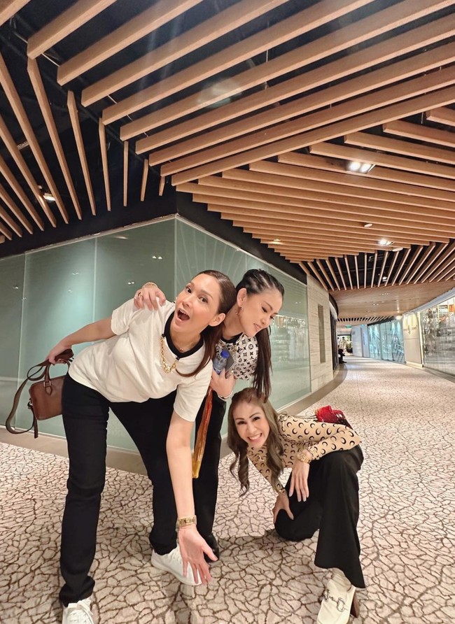 Penampilan Maia dan Momo selama di Singapura juga terlihat simpel. Seperti gaya keduanya saat memadukan kaos dengan celana panjang ini. Bedanya, Maia memilih kaos lengan pendek, sementara Momo lengan panjang. Foto: Instagram/@therealmomogeisha/@maiaestiantyreal