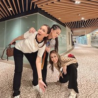 Penampilan Maia dan Momo selama di Singapura juga terlihat simpel. Seperti gaya keduanya saat memadukan kaos dengan celana panjang ini. Bedanya, Maia memilih kaos lengan pendek, sementara Momo lengan panjang. Foto: Instagram/@therealmomogeisha/@maiaestiantyreal