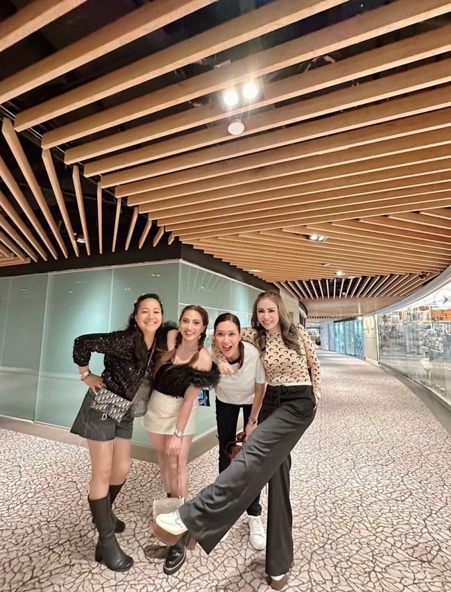 Menghabiskan waktu bersenang-senang bersama, ekspresi bahagia tampak jelas di wajah Maia dan Momo. Foto: Instagram/@therealmomogeisha/@maiaestiantyreal