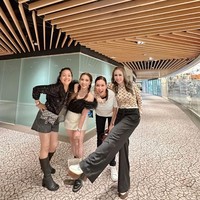 Menghabiskan waktu bersenang-senang bersama, ekspresi bahagia tampak jelas di wajah Maia dan Momo. Foto: Instagram/@therealmomogeisha/@maiaestiantyreal