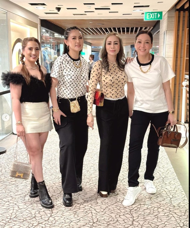 Penampilan wanita 48 tahun itu yang terlihat semakin awet muda kala mengenakan kaos yang dipadukan dengan celana panjang dan sepasang sneakers putih juga tak kalah jadi sorotan. “Bunda Maia menolak tua,” komentar salah seorang netizen. Foto: Instagram/@therealmomogeisha/@maiaestiantyreal