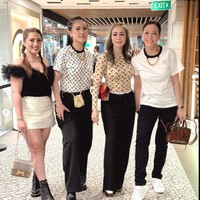 Penampilan wanita 48 tahun itu yang terlihat semakin awet muda kala mengenakan kaos yang dipadukan dengan celana panjang dan sepasang sneakers putih juga tak kalah jadi sorotan. “Bunda Maia menolak tua,” komentar salah seorang netizen. Foto: Instagram/@therealmomogeisha/@maiaestiantyreal