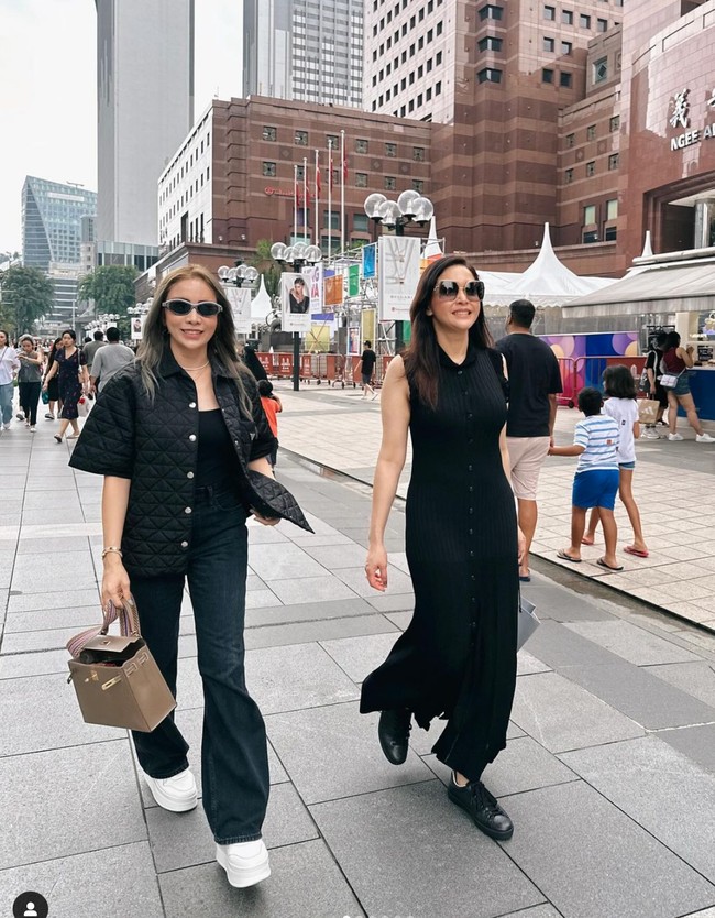Beberapa waktu lalu musisi Maia Estianty dan Momo Geisha tampak berlibur bersama ke Singapura. Sama-sama menjadi istri pebisnis sukses, gaya keduanya pun berhasil jadi sorotan. Foto: Instagram/@therealmomogeisha/@maiaestiantyreal