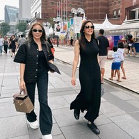 Beberapa waktu lalu musisi Maia Estianty dan Momo Geisha tampak berlibur bersama ke Singapura. Sama-sama menjadi istri pebisnis sukses, gaya keduanya pun berhasil jadi sorotan. Foto: Instagram/@therealmomogeisha/@maiaestiantyreal