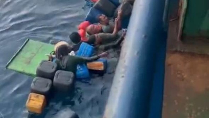 Nelayan Lamongan yang berhasil diselamatkan saat kapal mereka karam karen bocor
