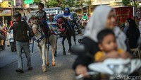 Adul mengaku kesulitan dalam menjalankan usaha ini adalah saat kuda tengah ngamuk dan birahi. Tak hanya itu risiko lain saat kuda bersenggolan dengan kendaraan di sekitar, meski jalanan di lokasi ini lebar namun padatnya kendaraan terutama saat sore hari menjadi ujian sendiri bagi pemandu kuda.  