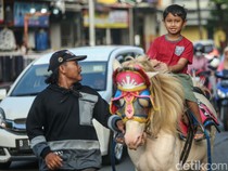 Ngabuburit Sambil Berkuda di Bekasi