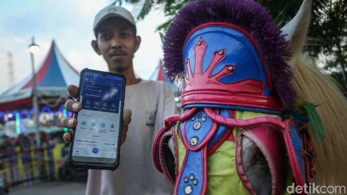 Berkuda jadi kegiatan menunggu waktu berbuka puasa warga Mutiara Gading Timur, Bekasi. Yuk lihat usaha rekreasi kuda yang sudah ada sejak 2007 itu.