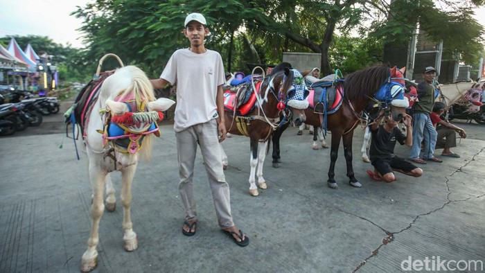 Ngabuburit Sambil Berkuda di Bekasi Berkuda jadi kegiatan menunggu waktu berbuka puasa warga Mutiara Gading Timur, Bekasi. Yuk lihat usaha rekreasi kuda yang sudah ada sejak 2007 itu.