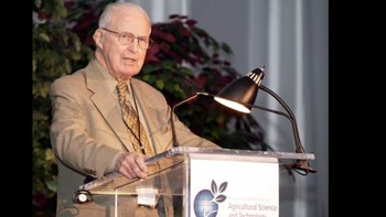 Norman Burlaug: Dijuluki bapak Revolusi Hijau dan orang yang menyelamatkan satu miliar nyawa, Norman Borlaug sangat berpengaruh di bidang pertanian. Ahli pertanian Amerika ini mengembangkan tanaman dengan hasil tinggi dan tahan penyakit, seperti gandum, pada pertengahan 1960-an. Keberhasilannya memungkinkan negara seperti Meksiko, Pakistan, dan India menghindari bencana kelaparan yang diperkirakan akan melanda. Meksiko dan India bahkan menjadi negara swasembada biji-bijian sereal hasil karya Borlaug. Meksiko mengalami peningkatan hasil gandum 6 kali lipat dari jumlah yang dihasilkan tahun 1940-an. Borlaug mendapatkan Hadiah Nobel Perdamaian pada tahun 1970 atas kontribusinya yang luar biasa. Foto: Wikipedia