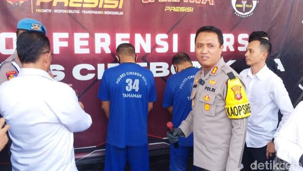 Oknum guru yang memperkosa muridnya (menggunakan baju tahanan).
