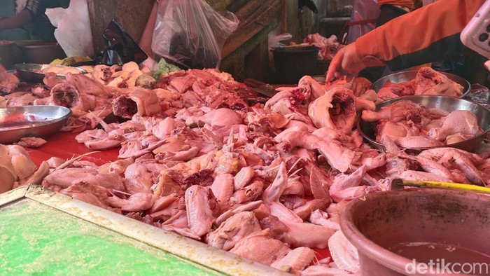 Harga sejumlah kebutuhan pokok di pasar tradisional 26 Ilir dan Palimo Kota Palembang cenderung turun, menjelang pertengahan Ramadhan. Seperti harga cabai dan ayam.