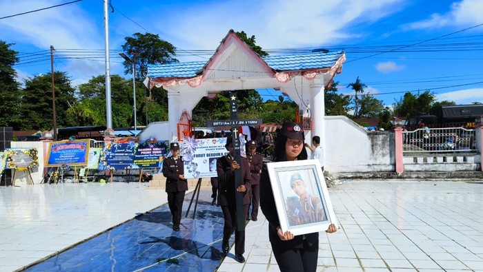 Pemakaman Briptu Anumerta Arnaldobert Fhin Yawan yang gugur ditembak KKB. Dokumen Istimewa