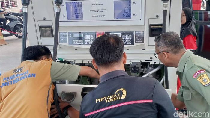 Pemeriksaan mesin pompa di SPBU oleh Disperdagin Kabupaten Cirebon