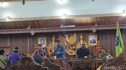Pemkab bersama DPRD Klungkung menyepakati Raperda tentang Induk Pembangunan Kepariwisataan Klungkung 2023-2024 saat rapat paripurna DPRD Klungkung, Senin (25/3/2024). (Foto: Putu Krista/detikBali)