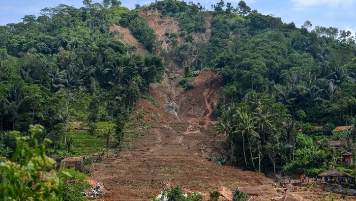 Penampakan Longsor di Cipongkor Bandung Barat, 10 Orang Hilang Tim sar gabungan melakukan pencarian korban longsor di Kampung Cigintung, Desa Cibenda, Kecamatan Cipongkor, Kabupaten Bandung Barat, Jawa Barat, Senin (25/3/2024). Data dari BPBD mencatat sebanyak 30 rumah hancur serta 10 orang masih dalam pencarian akibat longsor yang terjadi Minggu (24/3/2024) malam. ANTARA FOTO/Raisan Al Farisi/rwa.