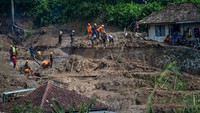 Data dari BPBD mencatat sebanyak 30 rumah hancur serta 10 orang masih dalam pencarian akibat longsor yang terjadi Minggu (24/3/2024) malam.