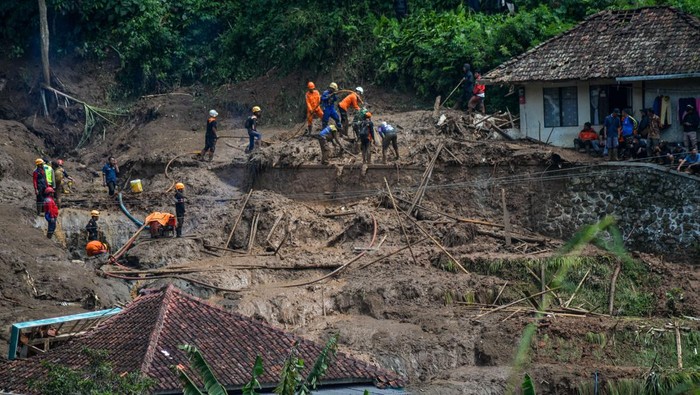 Tim sar gabungan melakukan pencarian korban longsor di Kampung Cigintung, Desa Cibenda, Kecamatan Cipongkor, Kabupaten Bandung Barat, Jawa Barat, Senin (25/3/2024). Data dari BPBD mencatat sebanyak 30 rumah hancur serta 10 orang masih dalam pencarian akibat longsor yang terjadi Minggu (24/3/2024) malam. ANTARA FOTO/Raisan Al Farisi/rwa.