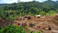 Sejumlah warga masih hilang dan proses pencarian sempat terkendala karena material longsor cukup dalam. Ratusan orang terpaksa mengungsi akibat bencana tersebut. ANTARA FOTO/Raisan Al Farisi