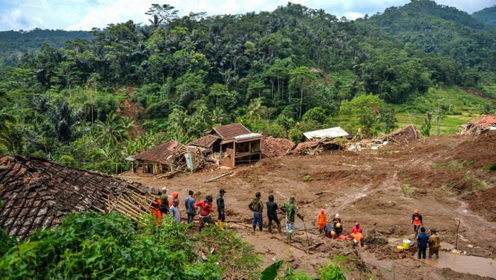 Penampakan Longsor di Cipongkor Bandung Barat, 10 Orang Hilang Tim sar gabungan melakukan pencarian korban longsor di Kampung Cigintung, Desa Cibenda, Kecamatan Cipongkor, Kabupaten Bandung Barat, Jawa Barat, Senin (25/3/2024). Data dari BPBD mencatat sebanyak 30 rumah hancur serta 10 orang masih dalam pencarian akibat longsor yang terjadi Minggu (24/3/2024) malam. ANTARA FOTO/Raisan Al Farisi/rwa.