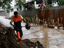 Penampakan Titik Luapan Sungai yang Bikin Hek Kramat Jati Kebanjiran