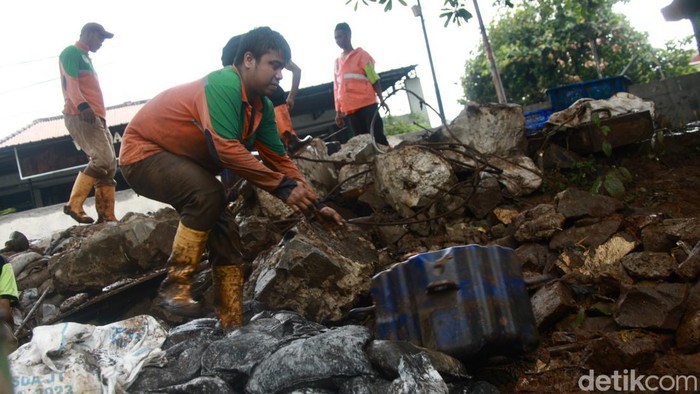Penampakan Titik Luapan Sungai yang Bikin Hek Kramat Jati Kebanjiran Petugas membersihkan sampah di lokasi meluapnya air kali Hek Kramat Jati, Jakarta Timur, Senin (25/3/2024).