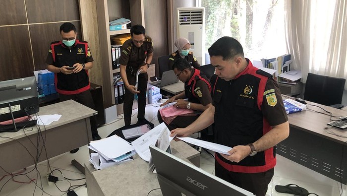 Penggeledahan ruang Biro Umum Pengadaan Barang dan Jasa Pemprov Sumbar. (M Afdal Afrianto/detikSumut)