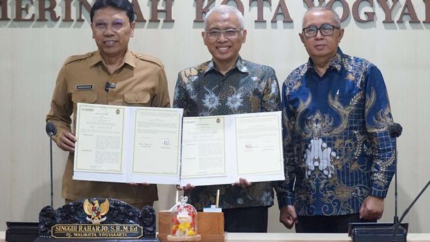 Penjabat Wali Kota Jogja Singgih Raharjo dan jajaran PT SBI berfoto bersama usai penandatanganan kesepakatan bersama, Senin (25/3/2024).