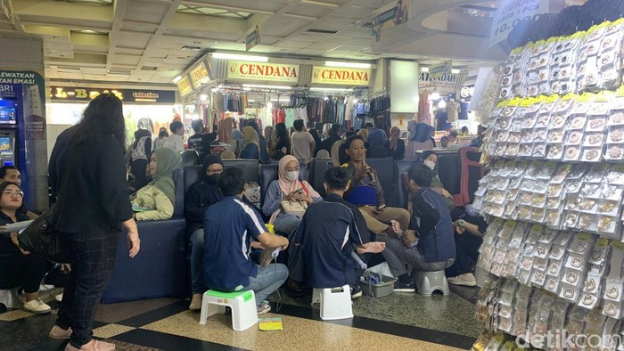 Pengunjung di Pasar Tanah Abang ramai, sebagian mampir ke tukang pijat.