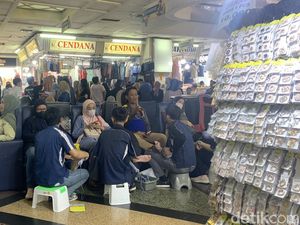 Pasar Tanah Abang Dipenuhi Pengunjung Saat Ramadan, Jasa Pijat Laris Manis