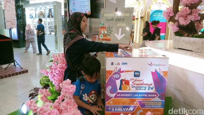 Pengunjung memasukkan kupon Surabaya Shopping Festival di Royal Plaza