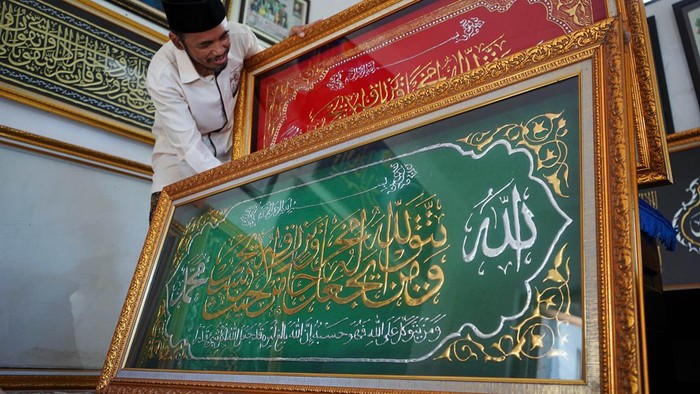 Seniman membuat karya seni kaligrafi tiga dimensi (kaligrafi timbul) di atas kain beludru warna hitam untuk replika kiswah (penutup Ka'bah) di Tulungagung, Jawa Timur, Minggu (24/3/2024). Permintaan karya seni kaligrafi yang dijual mulai Rp75 ribu hingga puluhan juta rupiah selama Ramadan atau menjelang Lebaran ini meningkat dibanding bulan-bulan sebelumnya, yakni dari biasanya hanya 3-4 pemesanan per bulan kini sudah mencapai belasan hanya dalam dua pekan Ramadan ini. ANTARA FOTO/Destyan Sujarwoko/aww.