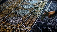Biasanya permintaan pembuatan kaligrafi hanya 3-4 pemesanan per bulan. Namun kini permintaan mencapai belasan hanya dalam dua pekan Ramadan ini.   