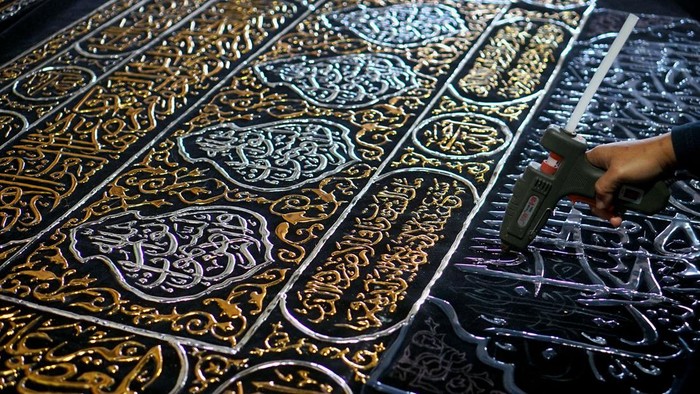Seniman membuat karya seni kaligrafi tiga dimensi (kaligrafi timbul) di atas kain beludru warna hitam untuk replika kiswah (penutup Ka'bah) di Tulungagung, Jawa Timur, Minggu (24/3/2024). Permintaan karya seni kaligrafi yang dijual mulai Rp75 ribu hingga puluhan juta rupiah selama Ramadan atau menjelang Lebaran ini meningkat dibanding bulan-bulan sebelumnya, yakni dari biasanya hanya 3-4 pemesanan per bulan kini sudah mencapai belasan hanya dalam dua pekan Ramadan ini. ANTARA FOTO/Destyan Sujarwoko/aww.