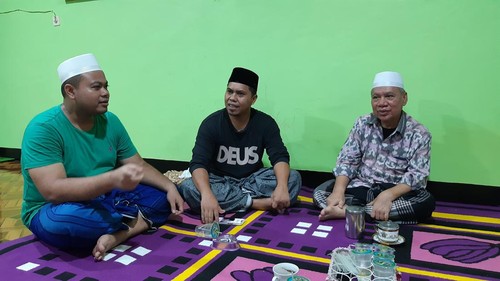 Pertemuan Ketua DPC Gerindra Kota Mataram Abdul Rahman (tengah) Ketua DPW PPP NTB Muzihir (kanan) dan putranya Weis Aqlurnain (kiri) di Mataram pada Senin (25/3/2024). (Helmy Akbar / detikBali)