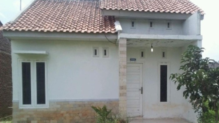 Tampilan depan rumah di Perumahan Alam Danau Indah
