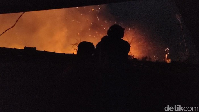 Petugas berusaha padamkan api saat kebakaran rumah di Cianjur.