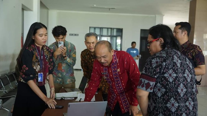 Pj Bupati Manggarai Timur Boni Hasudungan (kemeja merah) saat kegiatan Pekan Panutan Pajak Tingkat Kabupaten Manggarai Timur (Dok. Pemkab Manggarai Timur)