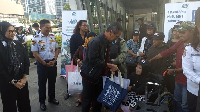 Pj Gubernur DKI Jakarta Heru Budi Hartono mengajak penyandang disabilitas naik MRT.