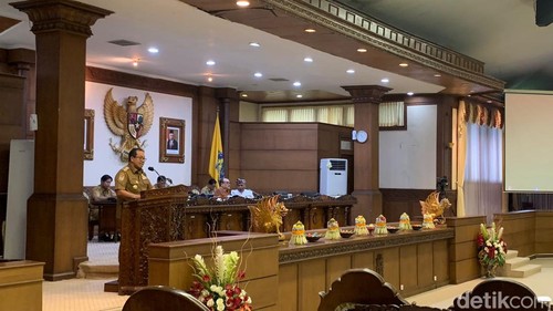 Pj Guberur Bali Sang Made Mahendrs Jaya saat menyampaikan Laporan Keterangan Pertanggungjawaban (LKPJ) di kantor DPRD Provinsi Bali, Senin (25/3/2024). (Foto: Rizki Setyo/detikBali)