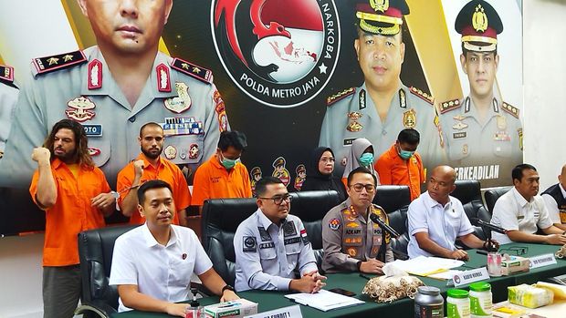 Polda Metro Jaya tangkap pasutri penyelundup narkoba jenis ekstasi dari China.