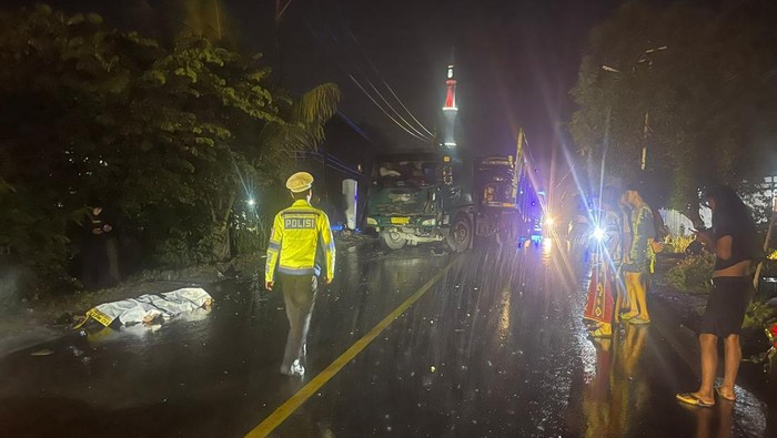 Polisi melakukan olah TKP kecelakaan lalu lintas di Polman, Sulbar.