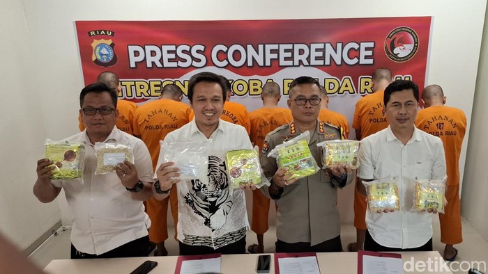 Polisi menunjukkan barang bukti sabu. (Raja Adil Siregar/detikSumut)