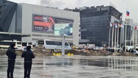 Rusia mengatakan pihaknya telah menangkap empat pria bersenjata yang dicurigai melakukan pembantaian di gedung konser dekat Moskow. Presiden Rusia Vladimir Putin berjanji untuk melacak dan menghukum mereka yang berada di balik serangan tersebut.