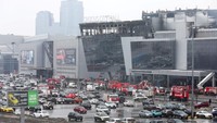 Pemandangan menunjukkan tempat konser Balai Kota Crocus setelah serangan mematikan hari Jumat, di luar Moskow, Rusia. Diketahui, sekelompok orang melakukan serangan membabi buta di Moskow, Rusia pada Jumat (22/3/2024). Mereka melakukan penembakan massal dan menewaskan banyak orang.