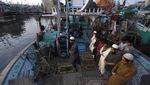 Potret Nelayan Pakistan Buka Puasa dan Salat di Atas Perahu