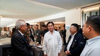 Rapat tim hukum Prabowo-Gibran dihadiri langsung oleh Ketua Tim Hukum Prabowo-Gibran, Yusril Ihza Mahendra. Hadir mendampingi yakni pengacara Otto Hasibuan, Hotman Paris Hutapea hingga Waketum Gerindra Habiburokhman. (Dok. Istimewa)