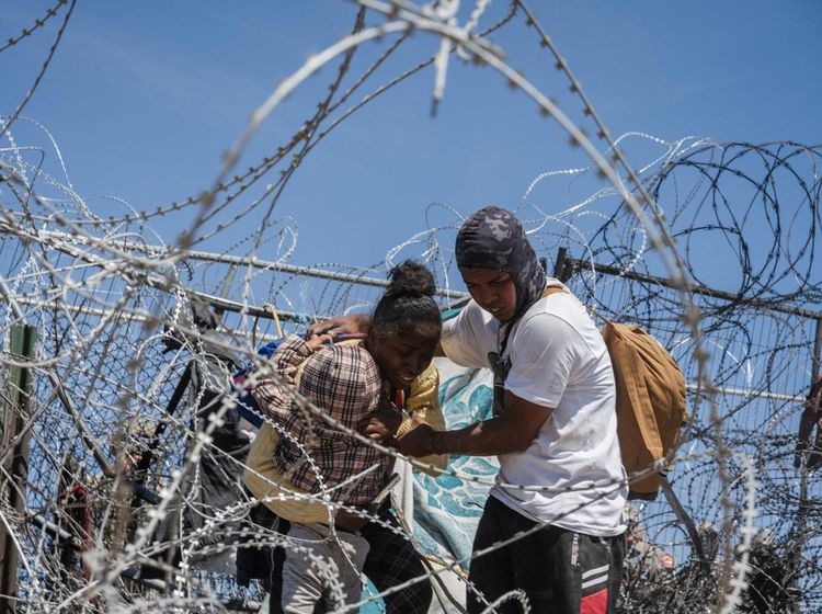 Potret Ratusan Imigran Terobos Kawat Berduri Serbu Perbatasan AS-Meksiko